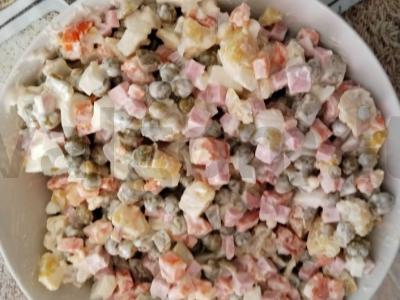 Olivje su marinuotais agurkais pagrindine nuotrauka