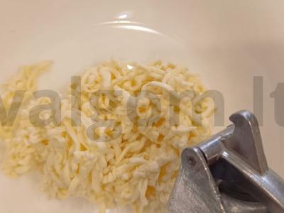 Užkandis „Švelnumas“ iš lydyto sūrio ir krabų lazdelės Žingsnis 3