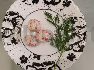 Užkandis „Švelnumas“ iš lydyto sūrio ir krabų lazdelės pagrindine nuotrauka