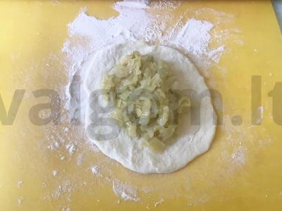 Pyragėliai iš nesaldinto kefyro tešlos Žingsnis 4