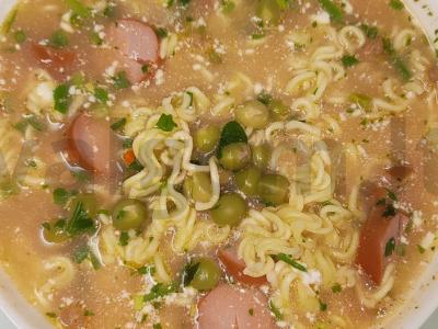 Greito paruošimo makaronų, dešrelių ir žirnelių sriuba pagrindine nuotrauka