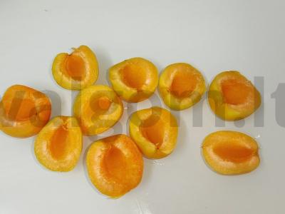 Abrikosai su graikiniais riešutais, kepti po sūriu Žingsnis 1