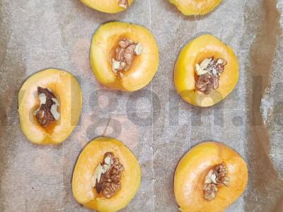 Abrikosai su graikiniais riešutais, kepti po sūriu Žingsnis 3