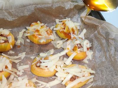 Abrikosai su graikiniais riešutais, kepti po sūriu Žingsnis 4