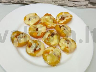 Abrikosai su graikiniais riešutais, kepti po sūriu pagrindine nuotrauka