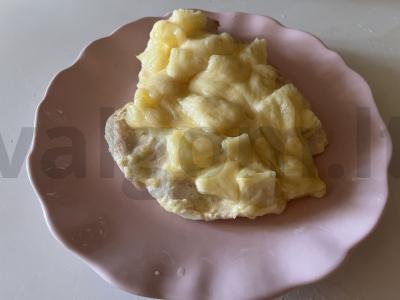 Kepta vištienos krūtinėlė su ananasais ir sūriu pagrindine nuotrauka