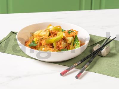 Korėjietiška agurkų salotos pagrindine nuotrauka