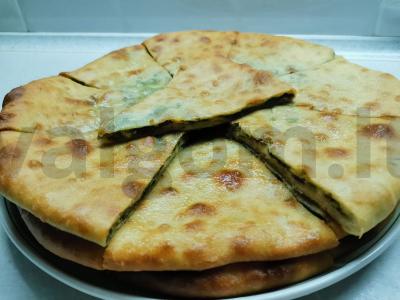 Osėtiniai pyragai su burokėlių lapais pagrindine nuotrauka