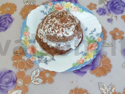 Švelnus šokoladinis-bananinis keksiukas mikrobangų krosnelėje pagrindine nuotrauka