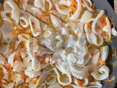 Kalmarai, troškinti grietinėje Žingsnis 3