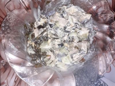 Vištienos, jūros dumblių ir mungo daigų salotos pagrindine nuotrauka