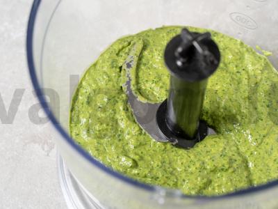 Bento su špinatų blyneliu ir kiaušiniu Žingsnis 1