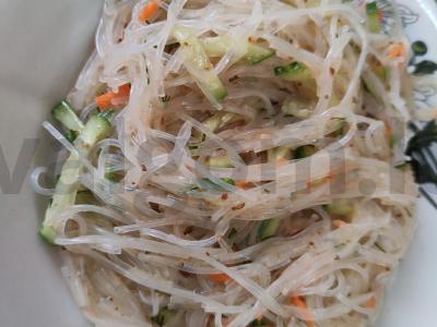 Daržovių funčozė su sojų padažu pagrindine nuotrauka