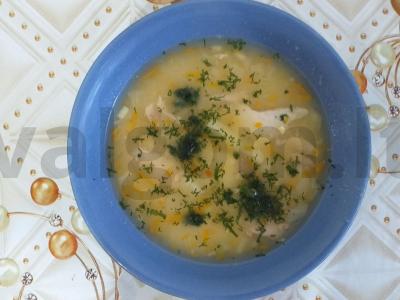 Žirnių sriuba su vištiena, daržovėmis ir prieskoniais pagrindine nuotrauka