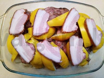 Kvapnus triušis, troškintas su slyvomis ir rūkyta šonine balto vyno padaže Žingsnis 3