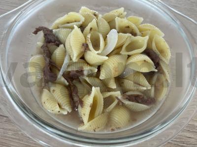 Makaronai su troškiniu pagrindine nuotrauka