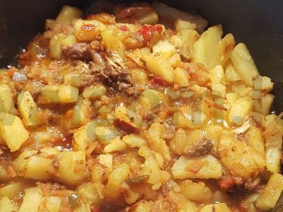 Bulvės su troškiniu pagrindine nuotrauka