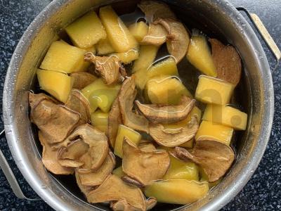 Gėrimas iš moliūgo ir džiovintų obuolių su cinamonu ir erškėtuogėmis Žingsnis 1