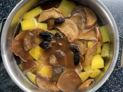 Gėrimas iš moliūgo ir džiovintų obuolių su cinamonu ir erškėtuogėmis Žingsnis 2