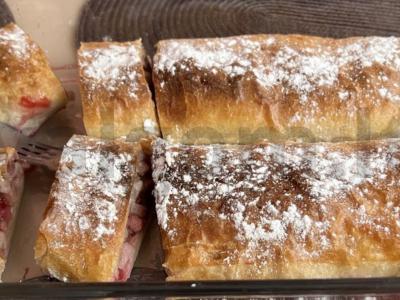 Štrudelis su šaldytomis vyšniomis ir obuoliais pagrindine nuotrauka