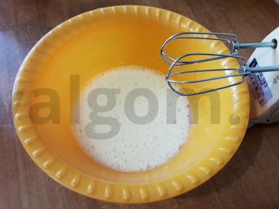 Oranžiniai blynai su varške ir šviežiais vyšniomis Žingsnis 1