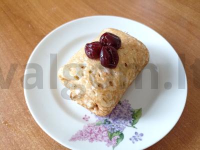 Oranžiniai blynai su varške ir šviežiais vyšniomis pagrindine nuotrauka