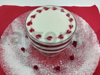 Daugiakampis želė su braškėmis ir grietinėlės kremu pagrindine nuotrauka