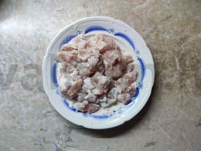 Vištiena grietinėlės ir grybų padaže su baziliku Žingsnis 1