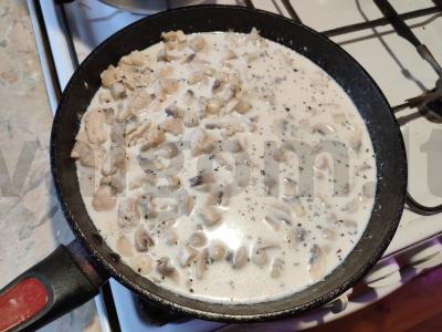 Vištiena grietinėlės ir grybų padaže su baziliku Žingsnis 3