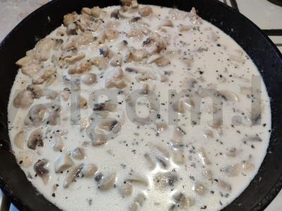 Vištiena grietinėlės ir grybų padaže su baziliku pagrindine nuotrauka