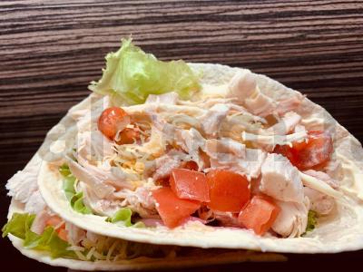 Keksadija su vištiena ir marinuotais svogūnais pagrindine nuotrauka