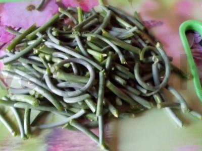 Šiltas salotas iš česnako stiebų, morkų ir svogūnų Žingsnis 1