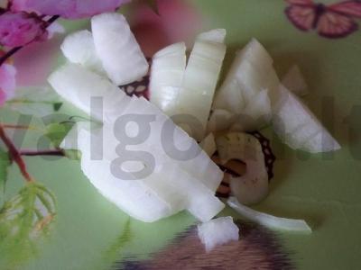 Šiltas salotas iš česnako stiebų, morkų ir svogūnų Žingsnis 2