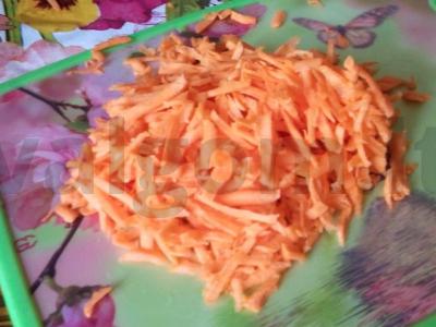 Šiltas salotas iš česnako stiebų, morkų ir svogūnų Žingsnis 3