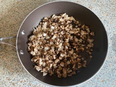 Mini pica su dešrelėmis ir grybais ant duonos Žingsnis 2