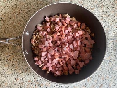 Mini pica su dešrelėmis ir grybais ant duonos Žingsnis 3