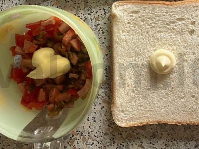 Mini pica su dešrelėmis ir grybais ant duonos Žingsnis 4