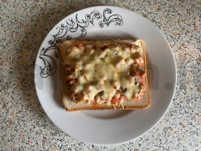 Mini pica su dešrelėmis ir grybais ant duonos Žingsnis 6