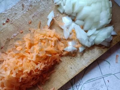 Troškinta bulvė su vištiena, pomidoru ir morkomis Žingsnis 1