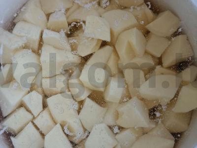 Troškinta bulvė su vištiena, pomidoru ir morkomis Žingsnis 2