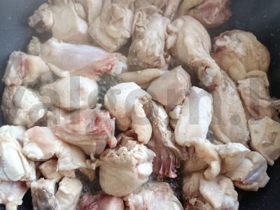 Troškinta bulvė su vištiena, pomidoru ir morkomis Žingsnis 3