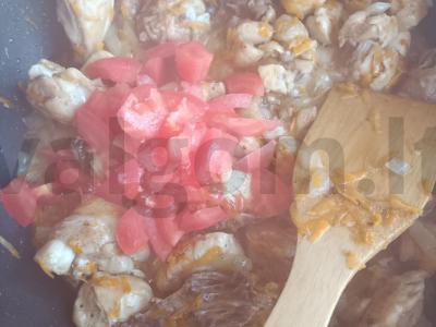 Troškinta bulvė su vištiena, pomidoru ir morkomis Žingsnis 4