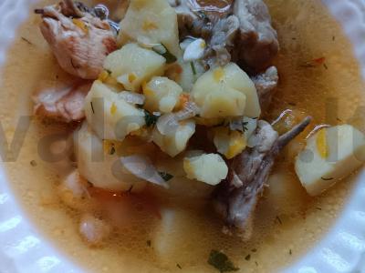 Troškinta bulvė su vištiena, pomidoru ir morkomis pagrindine nuotrauka