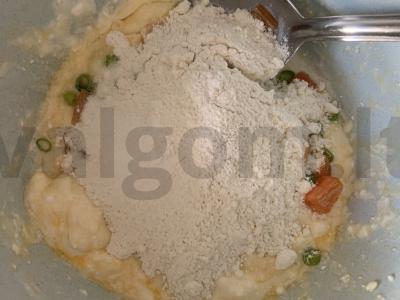 Varškės keksiukai su paprikomis ir žaliuosius svogūnais Žingsnis 4