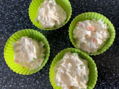 Varškės keksiukai su paprikomis ir žaliuosius svogūnais Žingsnis 5