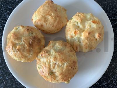 Varškės keksiukai su paprikomis ir žaliuosius svogūnais pagrindine nuotrauka