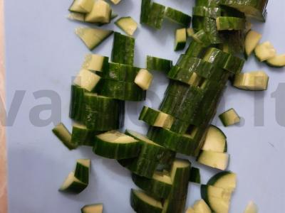 Šviežių daržovių salotos su feta sūriu, alyvuogėmis ir raudonėliu Žingsnis 1