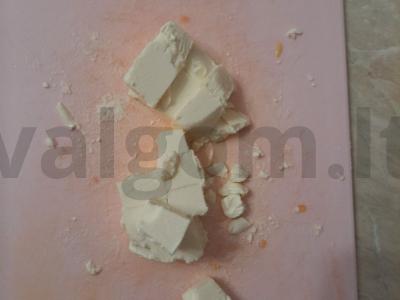 Šviežių daržovių salotos su feta sūriu, alyvuogėmis ir raudonėliu Žingsnis 3