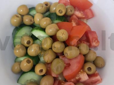 Šviežių daržovių salotos su feta sūriu, alyvuogėmis ir raudonėliu Žingsnis 4