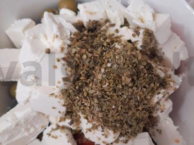 Šviežių daržovių salotos su feta sūriu, alyvuogėmis ir raudonėliu Žingsnis 5